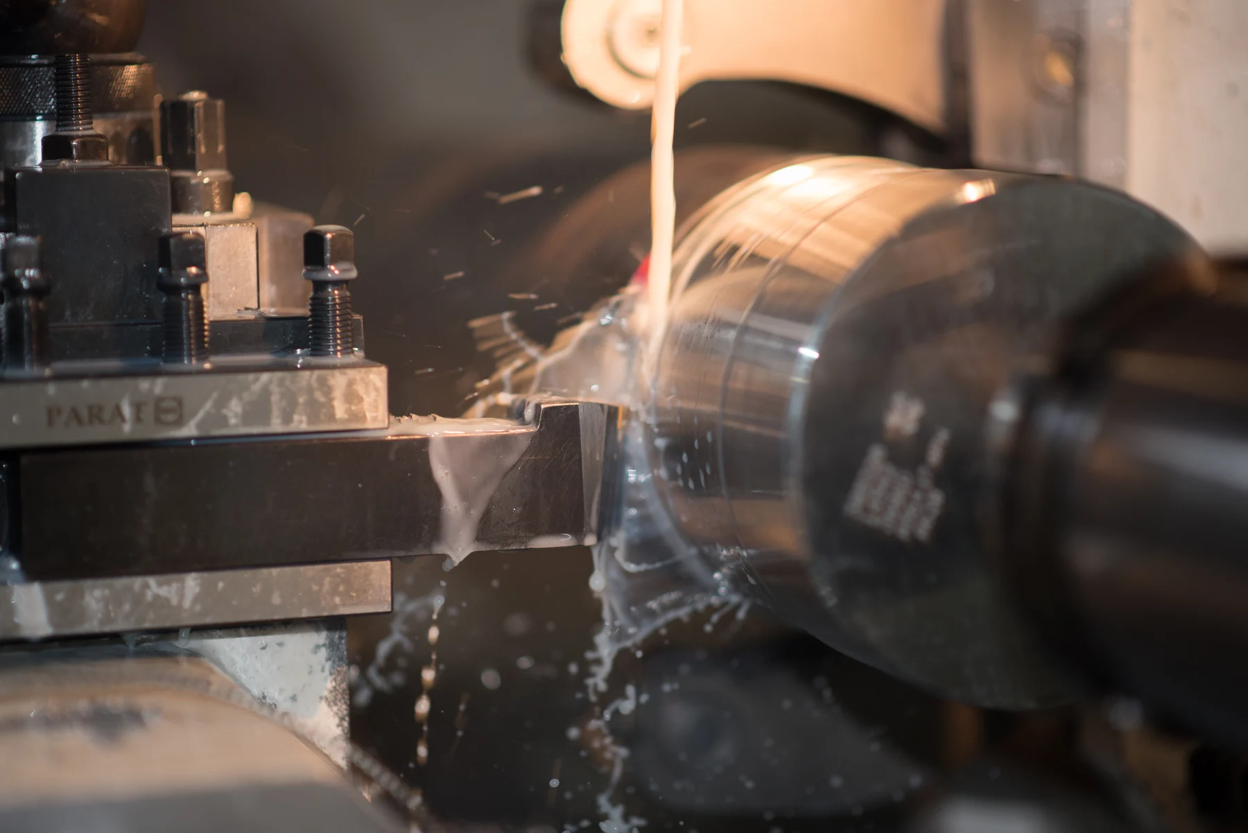 Turning a component with cutting fluid